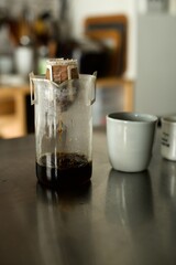 ガラス容器にセットしたドリップパックでコーヒーを淹れるところ