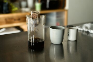 ガラス容器にセットしたドリップパックでコーヒーを淹れるところ