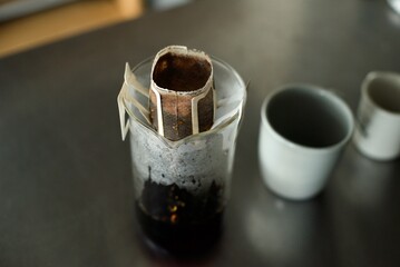 ガラス容器にセットしたドリップパックでコーヒーを淹れるところ