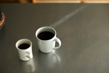 キッチンに置かれたコーヒーの入ったカップ