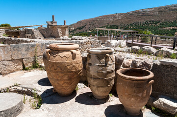 Antike Stätte Knossos mit alten restaurierten Tonkrügen in Iraklion auf der Insel Kreta in...