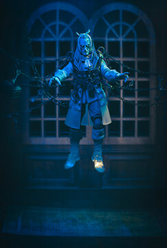 NEW YORK USA, JAN 29 2024: Jacob Marley visiting Ebenezer Scrooge from Charles Dickens Christmas Carol -Figura Obscura action figure