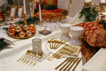 Weihnachtsdekoration mit Weihnachtskuglen, Tannengrün und Kerzen