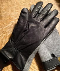 Ein Paar Leder Handschuhe auf Holz 