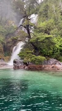 Una hermosa cascada en el Brazo Tristeza