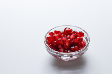 ガラスの器に入ったざくろの実