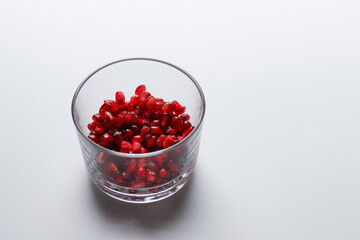 ガラスの器に入ったざくろの実