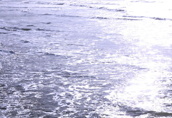 銀色に光る波