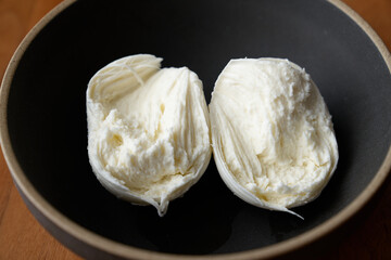 半分にちぎったモッツァレラチーズ