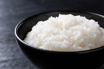 茶碗に盛られた炊きたてのご飯