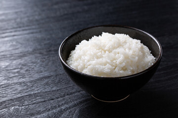 茶碗に盛られた炊きたてのご飯