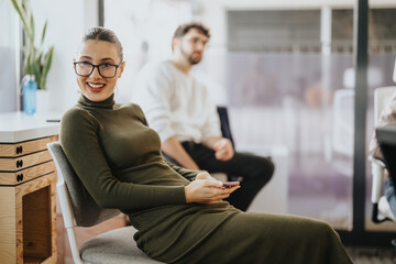 Obraz premium Diverse business team analyzing statistics and brainstorming for success in a corporate office.