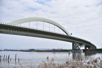 大きな川に架かる橋