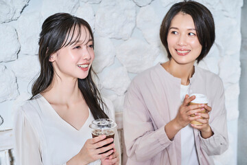 コーヒーを飲みながら会話する女性達