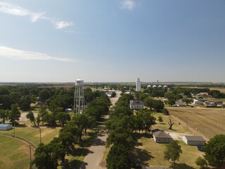 Obraz premium Sharon, Kansas water tower and town aerial 