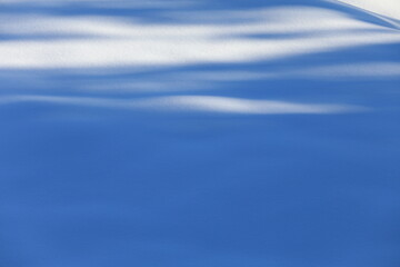 雪面に出来た光と影の模様