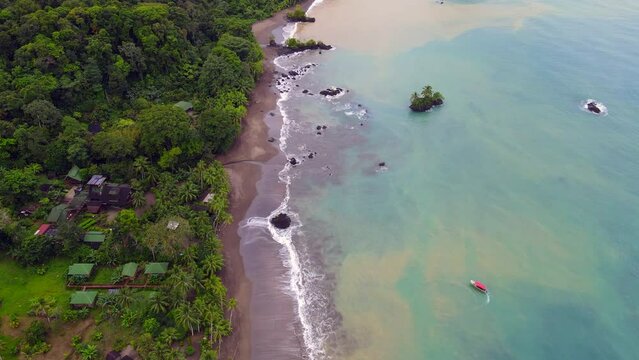 video a&eacute;reo tomado en las playas de GUachalito en el Departamento del Choc&oacute;, Colombia