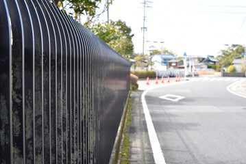 道路に沿って続くバリケード