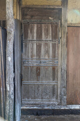 古い扉　photo of old wooden retro door