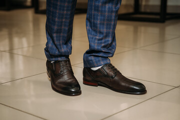 A person wearing black shoe 5805s.