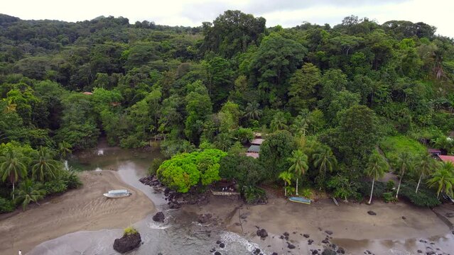 video a&eacute;reo tomado en las playas de GUachalito en el Departamento del Choc&oacute;, Colombia