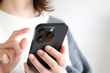 スマホを使う女性の手元