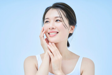 スキンケアをする女性
