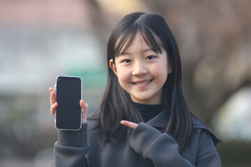 スマートフォンを持つ女の子