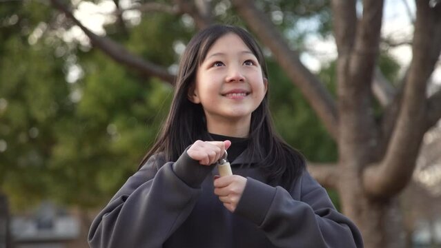 バードコールを鳴らす女の子