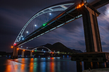 水面がカラフルに光る夜の内海大橋