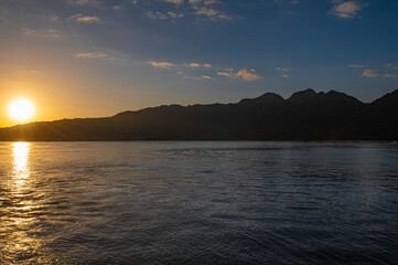 宮島口桟橋から望む宮島と日の出