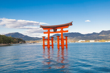 海に浮かぶ厳島神社大鳥居