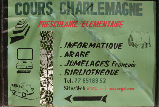 Panneau concernant les cours Charlemagne &agrave; Rufisque