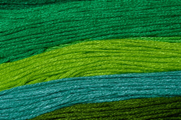 Zielone fale w różnych odcieniach, poziome pasy  struktura nici do szycia z bliska