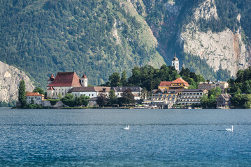 Village Traunkirchen with lake Traunsee in foreground. It is part of European Capital of Culture - 713892640
