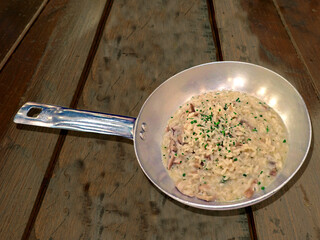Risotto con champignon in padella su un tavolo di legno 2273