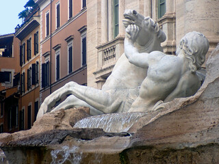 Statue di cavalli presso la Fontana di Trevi a Roma 2673