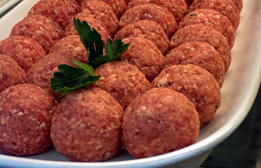 Polpette di carne cruda con prezzemolo in una ciotola bianca sul tavolo 2859