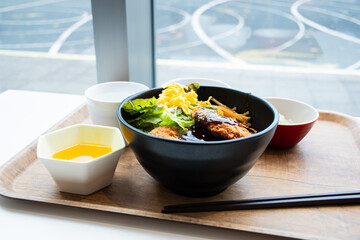 大学の学食で食べたソースカツ丼セット
