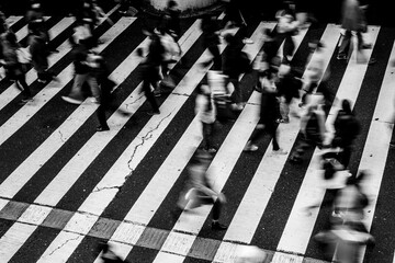 横断歩道を渡る人々。大阪梅田の繁華街でモノクロで人をぶらせて撮影