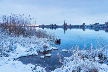 Blick über die Warnow auf die Hansestadt Rostock im Winter - 713923687