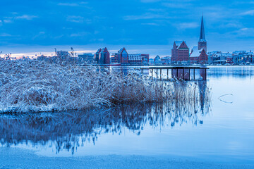 Blick über die Warnow auf die Hansestadt Rostock im Winter - 713924080