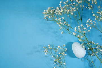 Obraz na płótnie Canvas Springtime celebration, Easter eggs, and flowers on blue, DIY decor, festive background