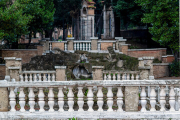 Fototapeta na wymiar Fontaine dans un parc de Rome
