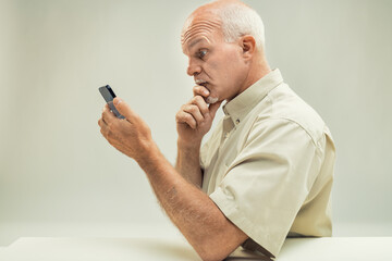 Elder's smartphone scrutiny suggests deep intellectual engagemen