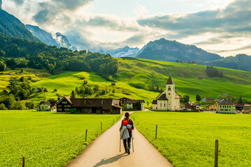 randonneuse rentrant au village suisse de Brulisau