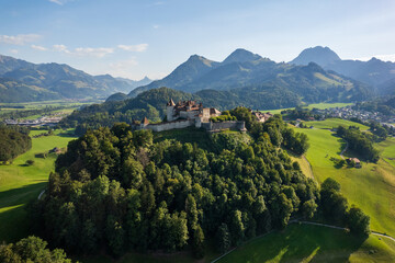 Naklejka premium Vue aérienne sur le village suisse de Gruyères