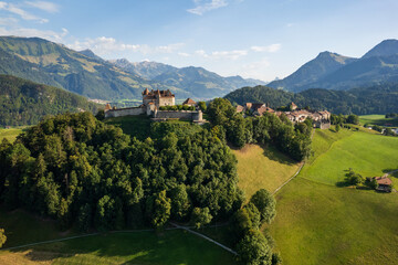Vue aérienne sur le village suisse de Gruyères