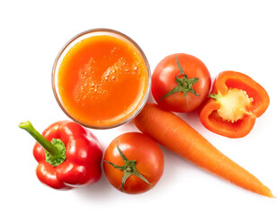 Fototapeta premium gemüsesaft mit tomaten, Paprika, Möhre, isoliert auf weißen Hintergrund, Freisteller, Draufsicht