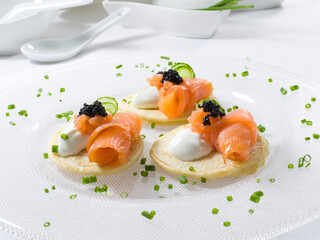 Blinis de salmón y queso fresco. Salmon and fresh cheese blinis.
